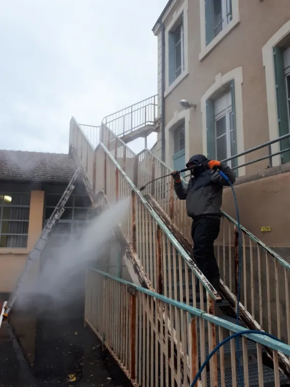 Peinture d’un escalier en fer d’une école à Romans-sur-Isere