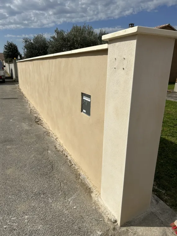 Enduit d’un mur à Romans-sur-Isère 