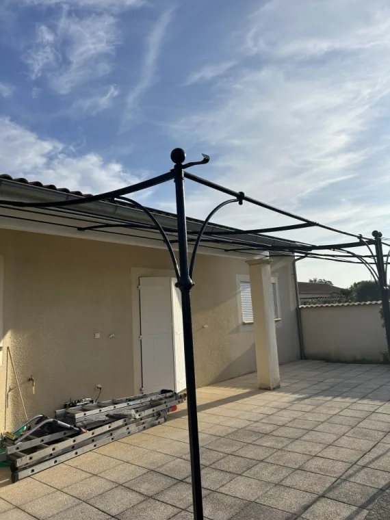 Peinture d’une pergola en fer à Romans sur Isère 